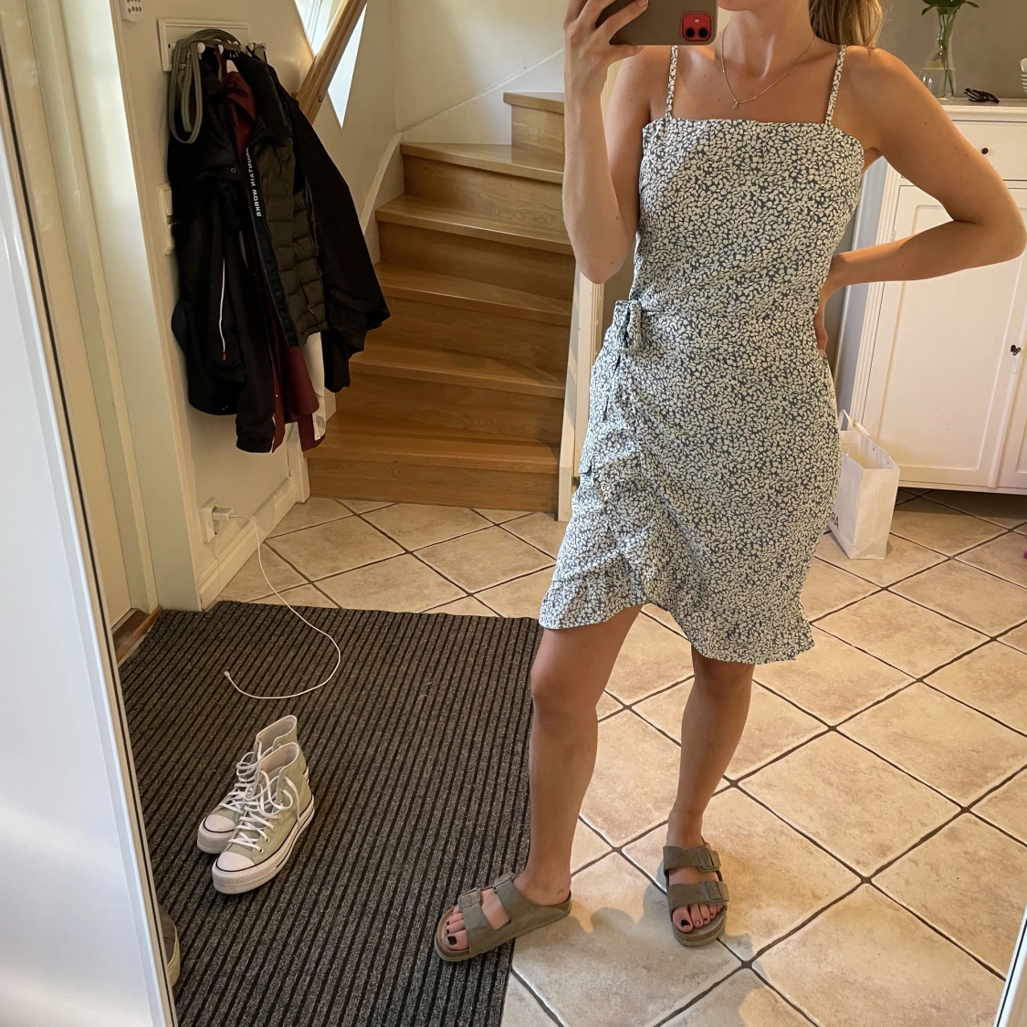 Blommig omlottklänning