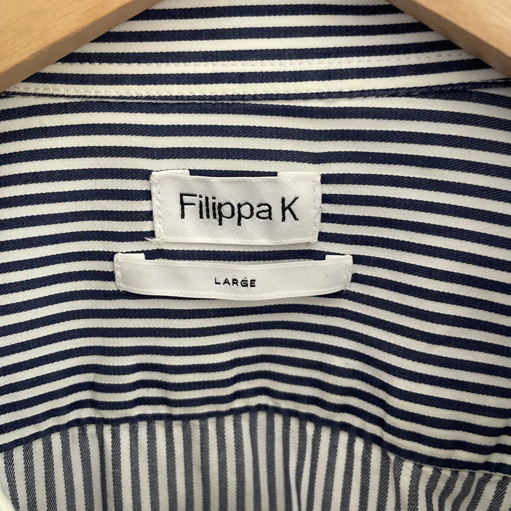 Blå-vitrandig skjorta från Filippa K i gott skick!. Skjortor.