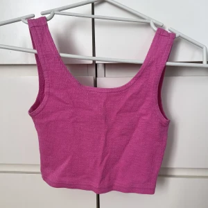 Linne från gina  - Jätte gulligt rosa linne från young gina i strl 134/140 passar mig inte längre men i väldigt bra skick, 50kr +frakt