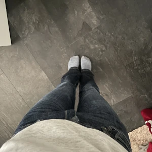 Mörkblå bootcut jeans - Mörkblå lätt bootcut jeans från lindex💕midwaist✨jag är 158 och dom är lite långa på mig💞fråga om du undrar något