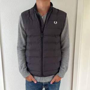 Fred Perry väst - Jätte fin väst från Fred Perry som är sparsamt använd! Den har inga fläckar eller så förutom ett hål i högra ärmen som knappast syns men kan lätt sys igen om man har tid!😊 Vid snabb affär reduceras priset!😊🙌🏻 Nypris 2699