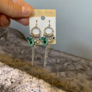 Örhängen - Hängande silvriga örhängen från fashion jewelry. Aldrig använda men super fina.