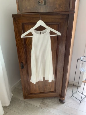 Vit blus / topp - Slutsåld oanvänd blus/topp från Hm🫶🏼 pris går att diskutera!