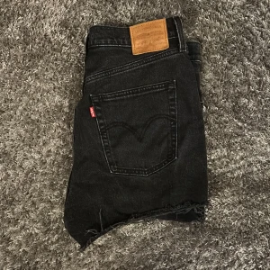 Levi’s shorts  - Levis ribcage shorts i stolek 31. Köpta i slutet på förra sommaren så nästan nyskick.  Frakt ingår ej 