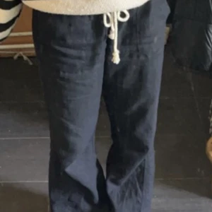 Roxy linnebyxor  - Svarta roxy linnebyxor, endast använda fåtal gånger!  Bra skick, säljer pga de ej används  (Lånad bild) (köpa på zalando för 600kr) Strl S men skulle säga att det är en xs/s