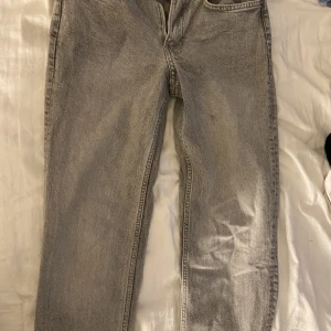 Grå jeans - Gråa jeans från hm knappt använda, men väldigt fina