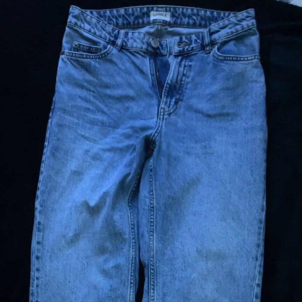 Blåa jeans från Ginatricot, säljs pga inte kommer till användning. Storlek 36. . Jeans & Byxor.