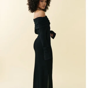 Svart långklänning - Säljer denna UNDERBARA lång klänning ifrån Gina tricot då den endast har kommit till användning en gång för mig. Köpt för 600 kr säljer för 500! 