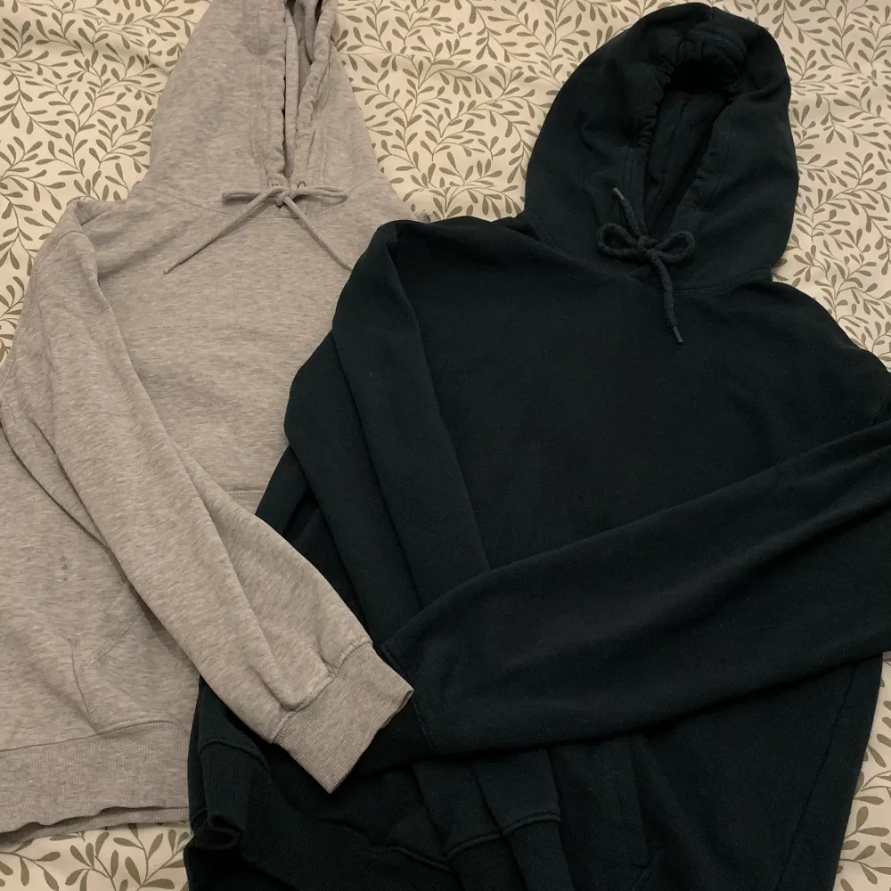 Säljer dessa två hoodies i manlig storlek XS, jag är 162 så dom passar som S❤️ båda kostar 179 i original pris💞(inga synliga skador eller öppna sömmar vad jag har märkt). Hoodies.