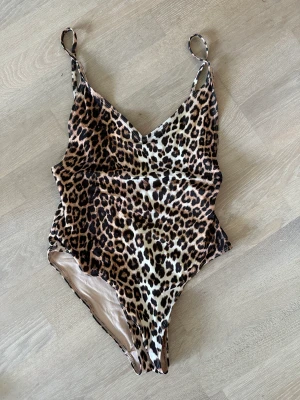 Baddräkt h&m leopard - Swinsuit från hm i storlek 34. Använd ett fåtal gånger.