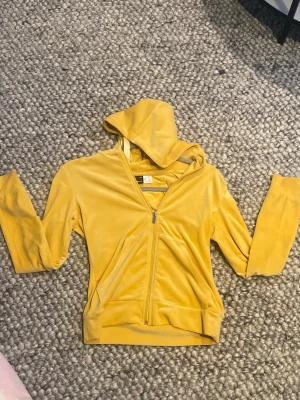 Gul tröja från Gina tricot - Säljer denna huvtröja från Gina! använde inte, den är lite för liten 