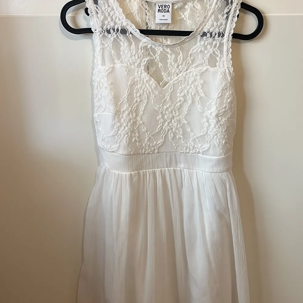Fin vit klänning i storlek XS. Endast använd en gång. Klänningar.