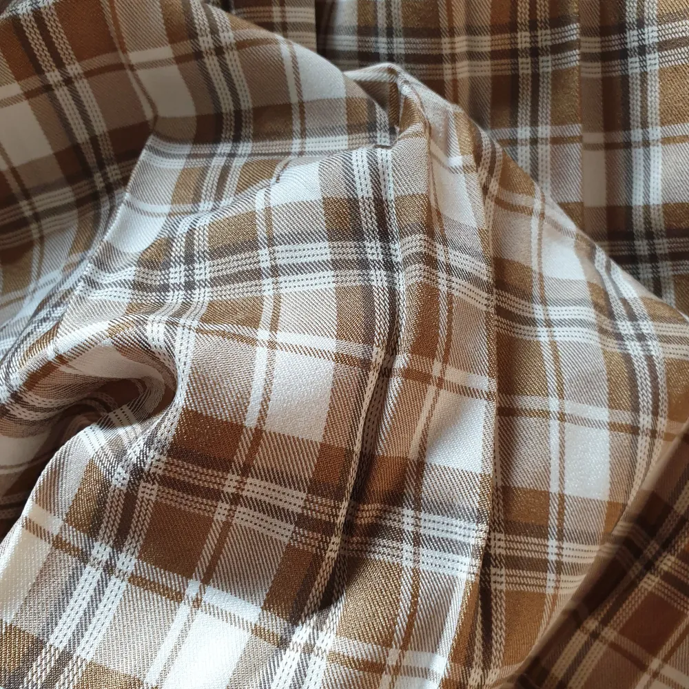 Kort rutig kjol i storlek 1XL. 100 % polyester.  Bara provad, ej använd.  Från Shein Curve men tycker den är i hyffsad kvalitet för att vara därifrån. Lätt och luftig.. Kjolar.