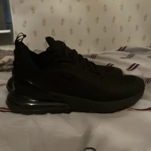 Nike 270’s - 270s använd 1 gång i perfekt skick. Box tillkommer. !!Pris kan diskuteras vid snabbaffär!!