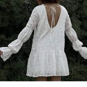 Säljer denna trendiga sommarklänningen från NAKD!! Helt slutsåld på hemsidan💕💕 klänningen är helt oanvänd med prislappar kvar 💕