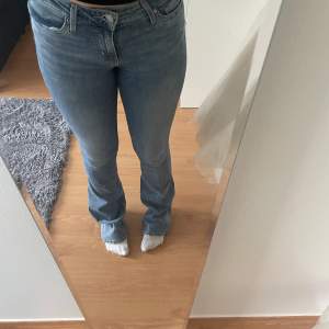 Ett par jeans från Levis som är för långa för mig är 165cm, medelhög i midjan 