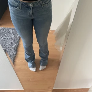 Jeans  - Ett par jeans från Levis som är för långa för mig är 165cm, medelhög i midjan 