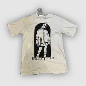 beige Billie eilish t-shirt  - Helt ny Billie eilish t-shirt, köpes för 150🫶