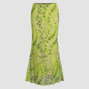 Grön mönstrad maxikjol från Cider ”Garden Wish Patterned Long Skirt” Superbra skick! Använd endast en eller två gånger 💚 Köptes för 249 Två första bilderna lånade.