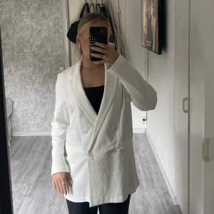 Linne kavaj - Vit kavaj i linne, aldrig kommit till användning tyvärr, super elegant 