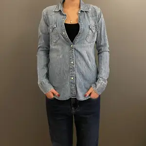 Ralph Lauren Jeansskjorta - storlek M (passar s) - jätte fint skick - Jag är 171cm - vid frågor eller funderingar är det bara att skriva!🩵