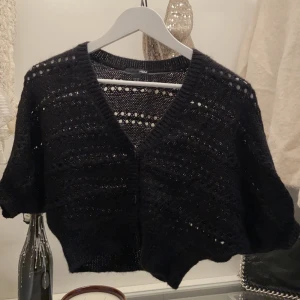 Kofta - Jätte snygg kofta liknande den på sista bilden💗jätte bra skick, storlek xs men skulle säga att den passar en s och en mindre m också! Pris kan diskuteras❗️