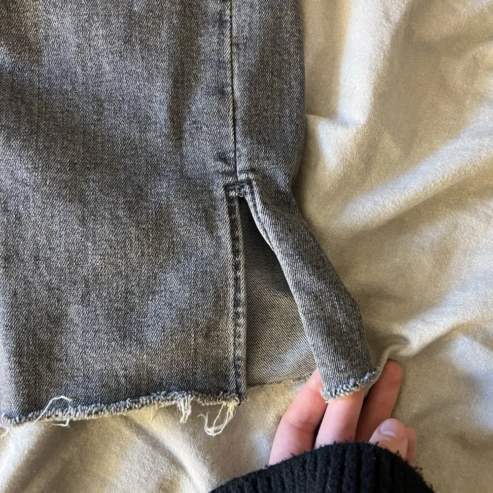 Säljer dessa zara jeans som inte används längre. Jag har även klippt ett håll på vänster knä själv och klippt av jeansen på längden. Jag är 162 och dom är lite förkorta för mig🤩🤩. Jeans & Byxor.