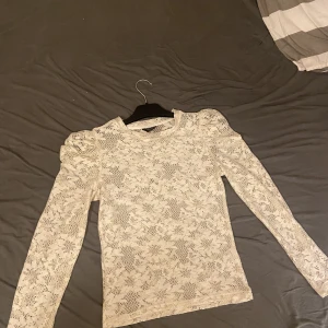 Spets tröja  - Spets tröja. Sitter så fint, använd max två gånger. 