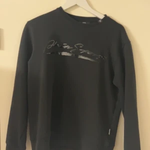 Plein sport sweatshirt  - Säljer den för har ingen användning o sitter för stort på mig  Strl M men sitter som S 