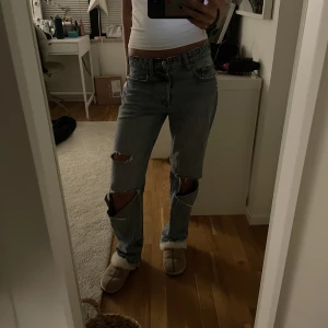 Zara jeans - Snygga zara jeans❤️strlk 38 men passar mig som vanligtvis är 34 eller 36!  midjemått: 37,5 cm Innebenslängd: 80 cm