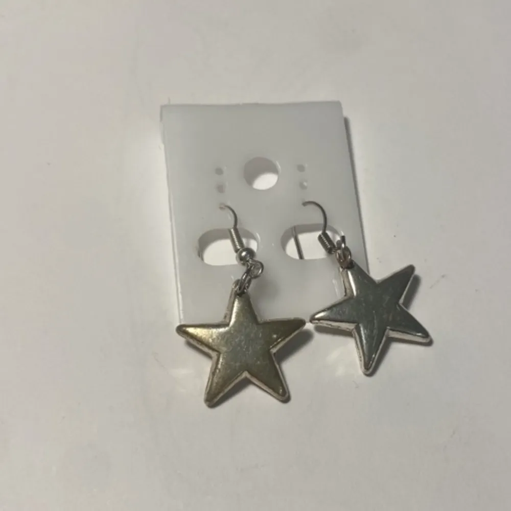 Ett par oanvända egentillverkade örhängen i silver. Köparen står för frakten💗. Accessoarer.
