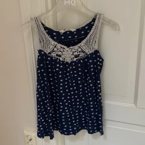 Prickigt linne med spets - Ett prickigt linne med spets från H&M i storlek 146/152. Använd ganska många gånger 