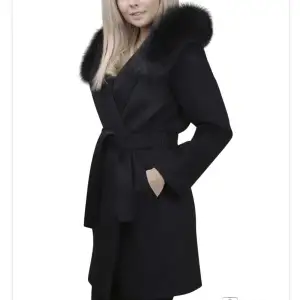 Lucinda Wool Hollies, äkta päls, använd fåtal gånger, väldigt snygg och lyxig kappa. Köpt för 6000 säljer för 2800. 