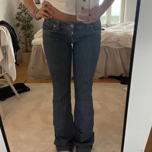 Lågmidjade jeans - Lågmidjade Bootcut jeans i storlek 28. Skriv för mått och fler bilder✨😊