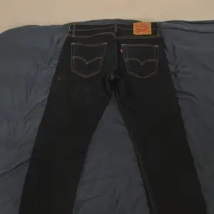 Ett par fräscha levi’s jeans. Inte använt dessa så mycket. Skick 8 av 10. Färg: mörkblå. Modell 512