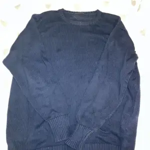 Mörkblå stickad tröja från brandy Melville. Jätteskönt material, knappt använd 