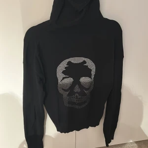 Kashmir hoodie - Säljer denna skor coola Zadig Voltaire Kashmir zip hoodie. Använd fåtal gånger därav väldigt bra skick. Skriv för fler bilder och frågor. Pris kan diskuteras 