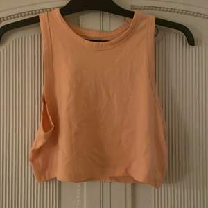  Ett linne från Bikbok i storlek xs orange rosa
