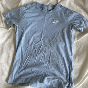 Ljusblå Nike t-shirt  - Nike t-shirt. Väldigt bra skick. Skicka för fler bilder eller för att se hur den sitter på 💕