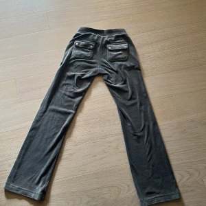 Juicy byxor gråa  - Mörkgråa storlek xxs. Bra skick. Har en juicy kofta i samma färg också 