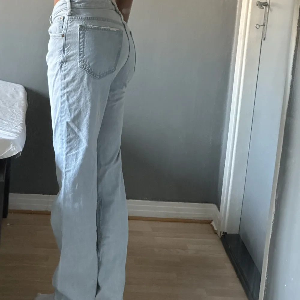 Snygga ljusblå jeans i lågmidjad/mid waist och straight modell. Passar bra i längden på mig som är 168🌸. Jeans & Byxor.