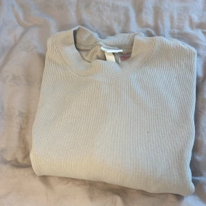 Beige långärmad tröja  - Skön beige långärmad tröja, använd ungefär en till två gånger och är supermysig.❤️