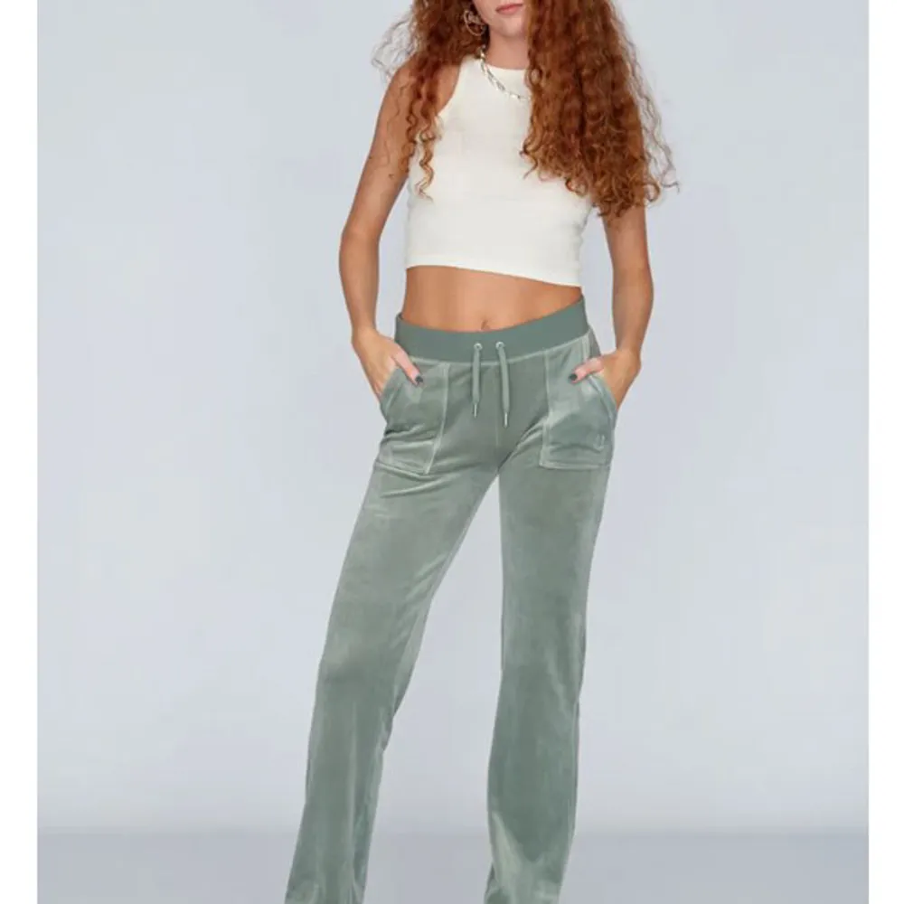 Jätte fina gröna juicy byxor nästan helt oanvända men kommer inte till användning väldigt fint skick . Jeans & Byxor.