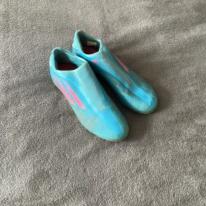 Fotbollsskor Speedflow - använda en halv sesong. Fick nya skor och de har blivit små. Behöver sälja eller kasta dom för har ingenstans att lägga dom. Där med är priset sänkt enorm. 