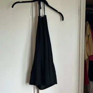 halterneck topp - svart halterneck topp från white house black market i storlek xs! den är lite stor på mig så den passar även s! älskar den men säljer för jag behöver pengar… skickar jättegärna fler bilder ifall du vill💖💖 är även öppen för att diskutera pris 💖