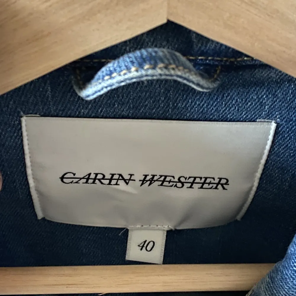Jeansjacka med skärp från Carin Wester, i väldigt bra skick!! . Jackor.