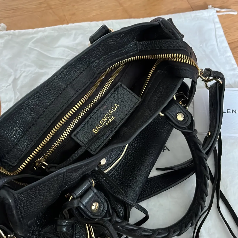 INTRESSEKOLL! Balenciaga city mini bag. Köptes på Vestiaire för runt 12000 men säljer nu för jag inte använder den. Sparsamt använd men spegeln gick sönder så har tyvärr inte den kvar. Men det är bara att sätta in en ny!. Väskor.