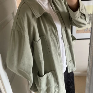Grön jeansjacka - Jättefin grön jeansjacka från zara, nästan oanvänd