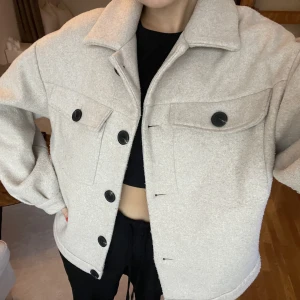 Jacka från NAKD - Höstjacka från NAKD. Lite nopprig, framförallt på armarna. 