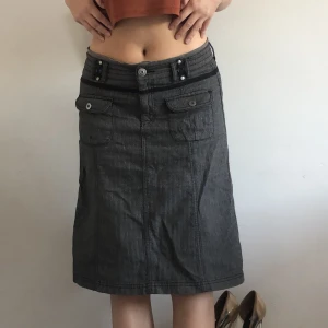 Vintage midikjol - Strl: 38 Mått: midja 81cm, längd 60cm Material: 100% bomull  Modell: midikjol, mid-to low waist, fyra fickor, silverdetaljer  Märke: Street One  Skick: använt skick, inga synliga defekter